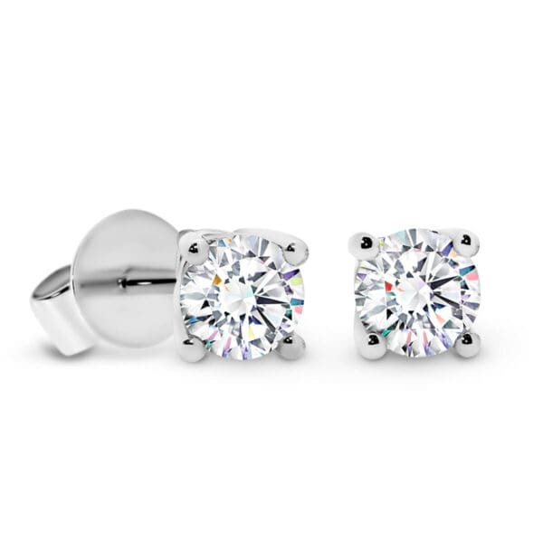 Yarra 4.0-4.5 classic earring design with 4-prong setting