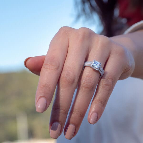 Kara Supernova Moissanite