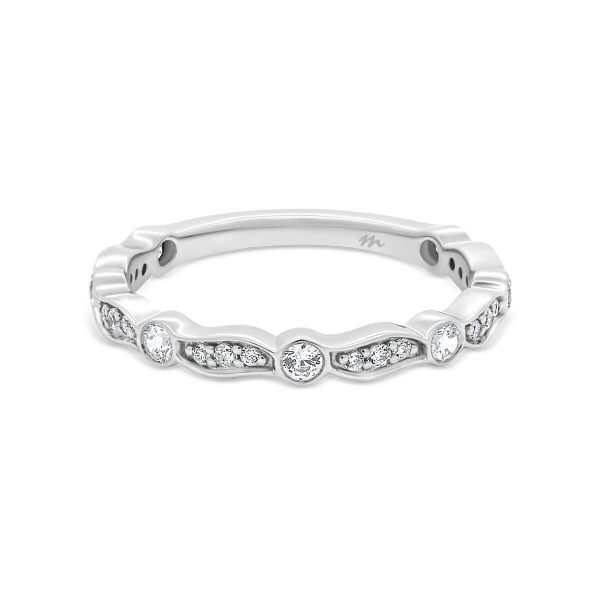 Marlow delicate wave-shaped and bezel round alternating 3/4 band