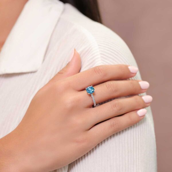 Balmain Round Blue 4-prong ring with accented basket and graduating half band